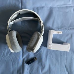 Corsair HS80 RGB Wireless USB Gaming Headset with Microphone & Headphone Holder